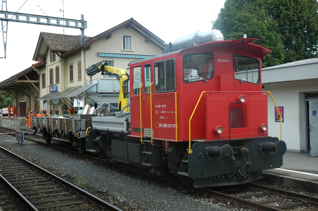 1555-0024-040908.jpg - SBB-CFF Tm 232.013-3 + Xs 40 85 95-71 735-1 / Hinwil 4.9.2008