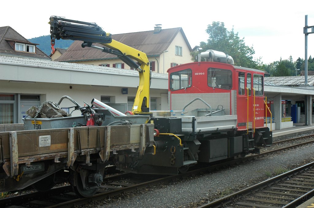 1555-0029-040908.jpg - SBB-CFF Tm 232.013-3 + Xs 40 85 95-71 735-1 / Hinwil 4.9.2008