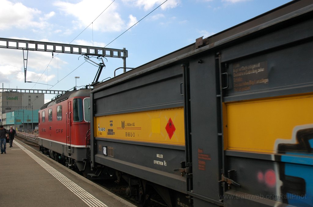 1872-0033-210510.jpg - SBB-CFF Re 4/4'' 11173 + Müller X 40 85 9507 021-5 / Hinwil 21.5.2010