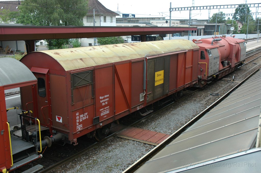 1956-0047-280710.jpg - SBB-CFF Xs 40 85 95 02 553-2 + XAs 80 85 98 02 307-1 «Brugg / Wasserschloss» / Hinwil 28.7.2010