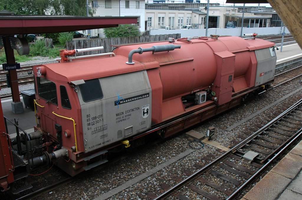 1957-0006-280710.jpg - SBB-CFF XAs 80 85 98 02 307-1 «Brugg / Wasserschloss» / Hinwil 28.7.2010