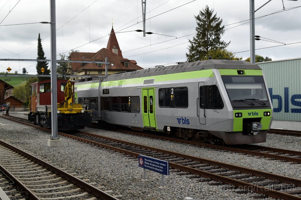 4697-0001-081017.jpg - BLS RABe 525.037-8 + VHE Tm IV 9527 / Huttwil 8.10.2017