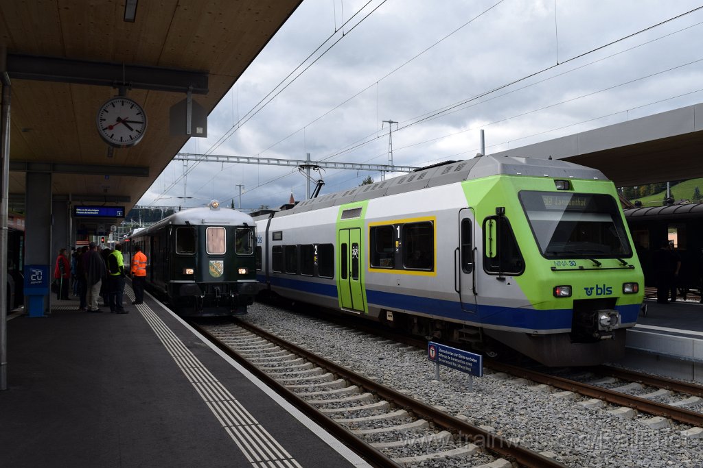 4700-0047-081017.jpg - BLS RABe 525.030-3 + MThB BDt 205 / Huttwil 8.10.2017