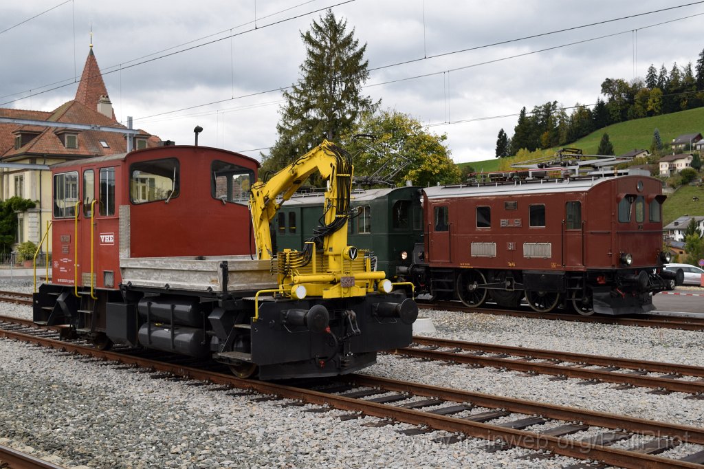 4702-0039-081017.jpg - VHE Tm IV 9527 + BLS Te 2/3 31 / Huttwil 8.10.2017