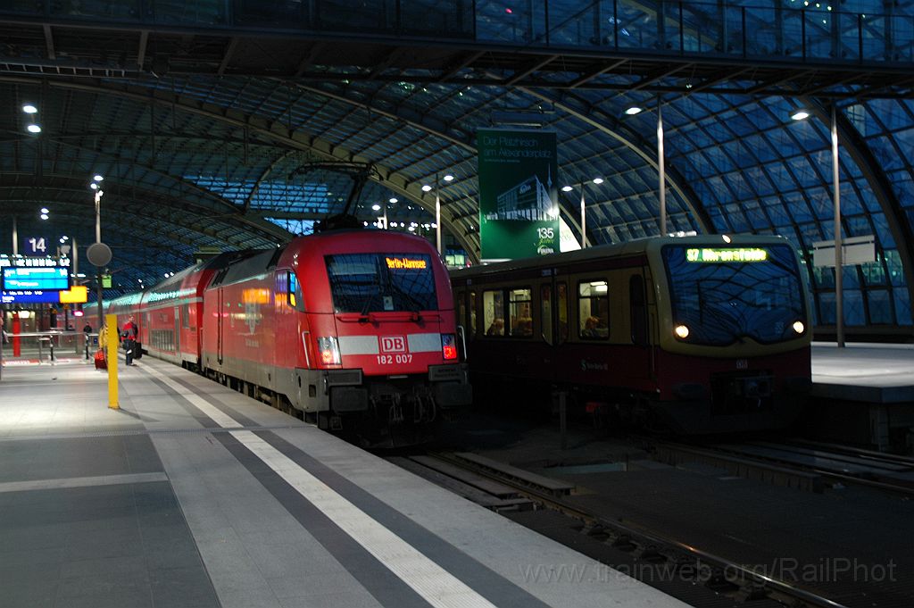 3275-0040-240914.jpg - DBAG 481.327-5 + 182.007 "20 Jahre RE1" / Berlin Hbf 24.9.2014