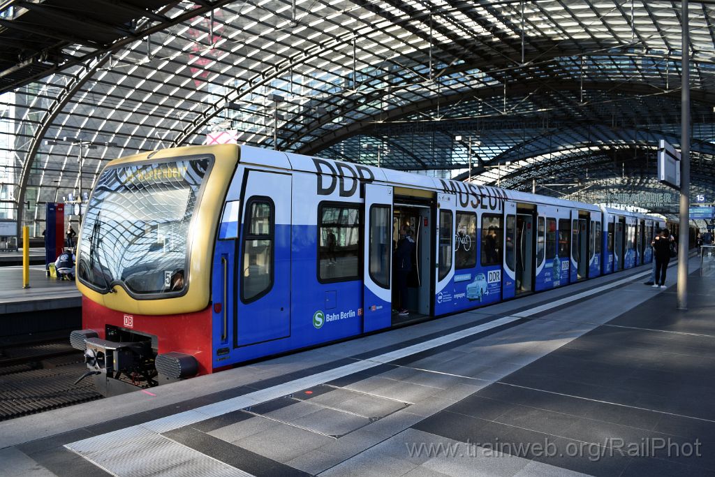 4165-0026-220916.jpg - DBAG 481.223-6 "DDR Museum" / Berlin Hbf 22.9.2016