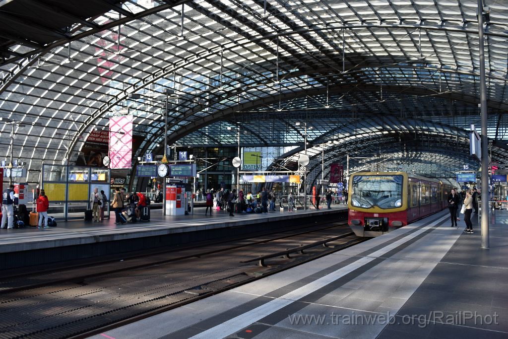 4165-0043-220916.jpg - DBAG 481.313-5 / Berlin Hbf 22.9.2016