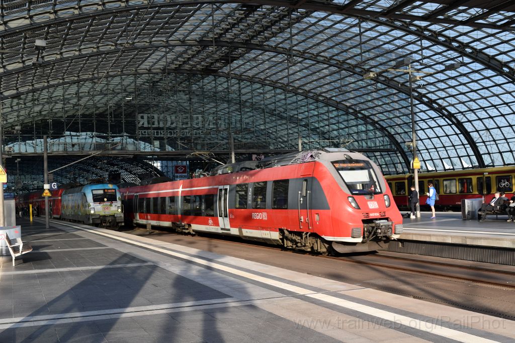 5117-0007-180918.jpg - DBAG 442.624 + 182.002 "Es gibt immer was zu entdecken mit der RE1" / Berlin Hbf 18.9.2018