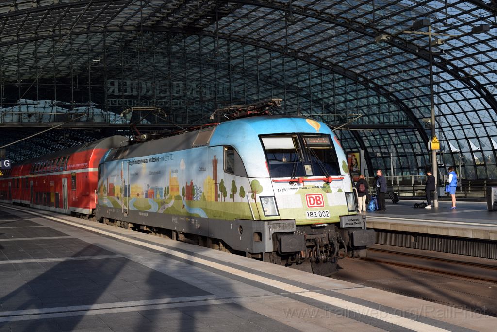5117-0019-180918.jpg - DBAG 182.002 "Es gibt immer was zu entdecken mit der RE1" / Berlin Hbf 18.9.2018