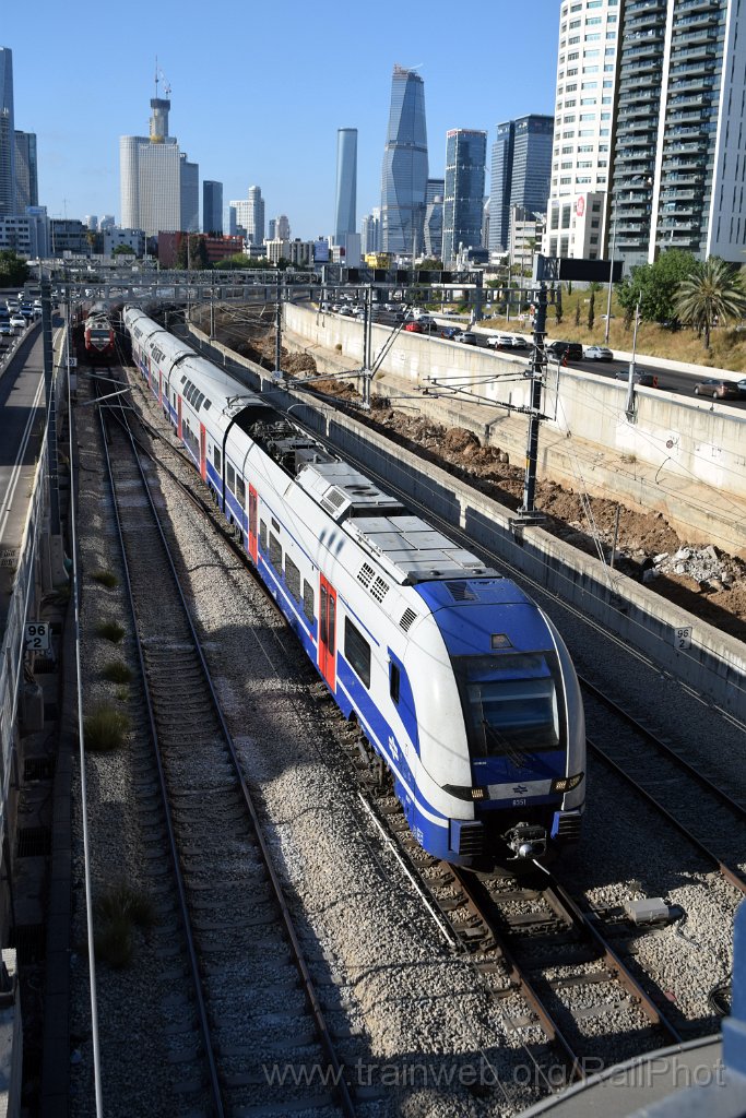 10352-0024-020626.jpg - IR JT42BW 741 + DDEMU 6351 (94 95 0006 351-4 IL-IR) / Tel-Aviv (La Guardia Interchange) 2.6.2026
