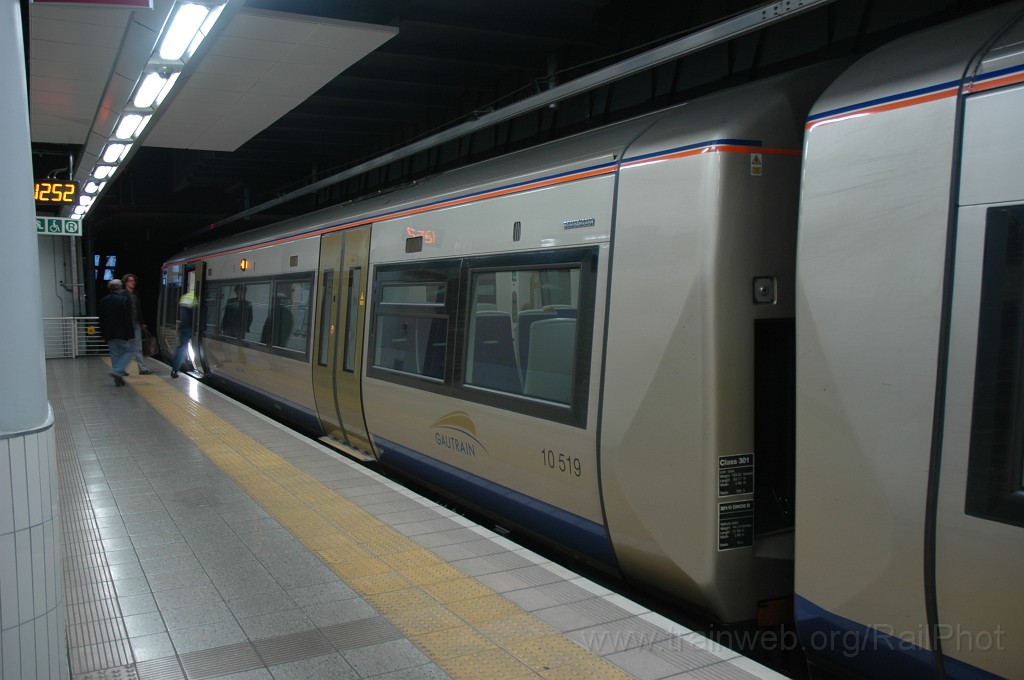 2266-0019-091211.jpg - Gautrain 301.102 / Rosebank 9.12.2011