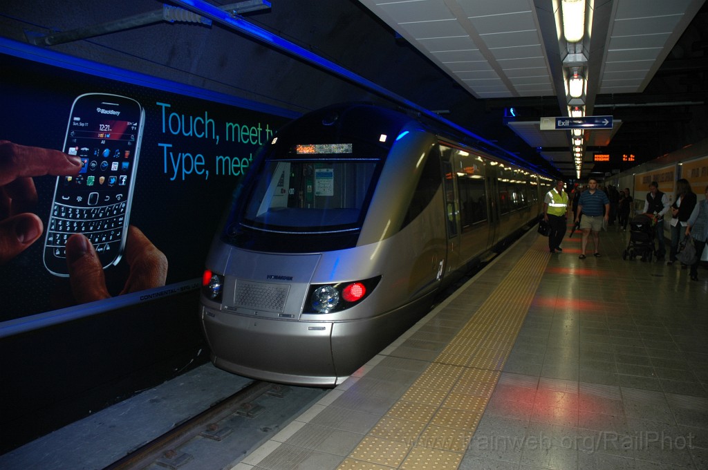 2268-0033-091211.jpg - Gautrain 301.019 / Sandton 9.12.2011