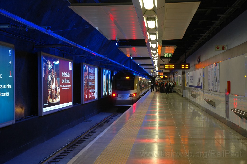 2268-0050-091211.jpg - Gautrain 301.004 / Sandton 9.12.2011