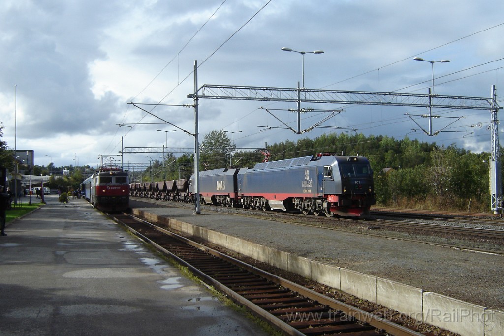 1377-0014-260807.jpg - SSRT Rc6.1328 + MTAB IORE 103 "Luleå" + 113 "Bergfors" / Narvik 26.8.2007