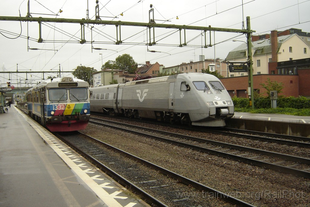 1390-0011-310807.jpg - VTAB YF1 1332 "Alf Henrikson" + X2 2009 / Hallsberg 31.8.2007