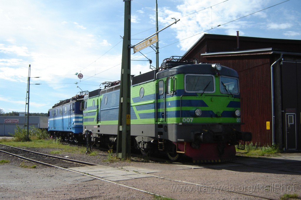 1405-0009-050907.jpg - Tågab Rc2.007 + BK-Tåg Ma2 825 / Kristinehamn 5.9.2007