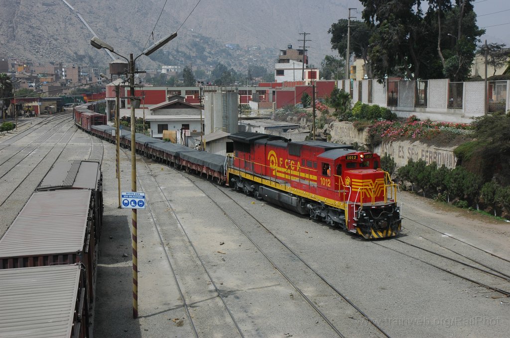 2032-0026-281110.jpg - FCCA GE C39-8 1012 / Chosica 28.11.2010