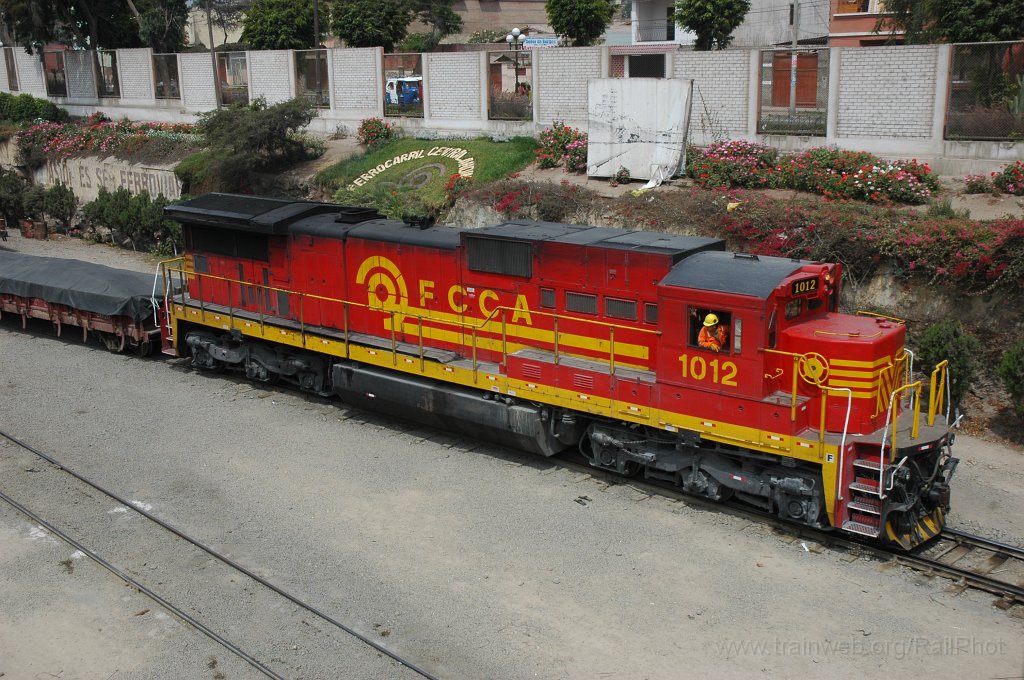 2032-0038-281110.jpg - FCCA GE C39-8 1012 / Chosica 28.11.2010