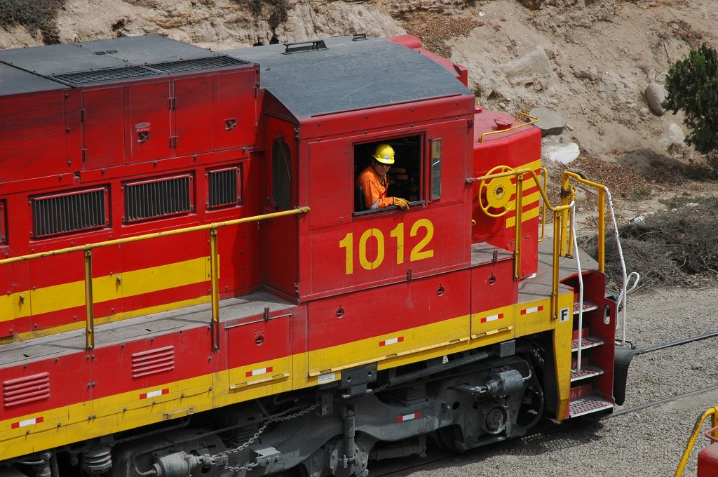 2032-0039-281110.jpg - FCCA GE C39-8 1012 / Chosica 28.11.2010