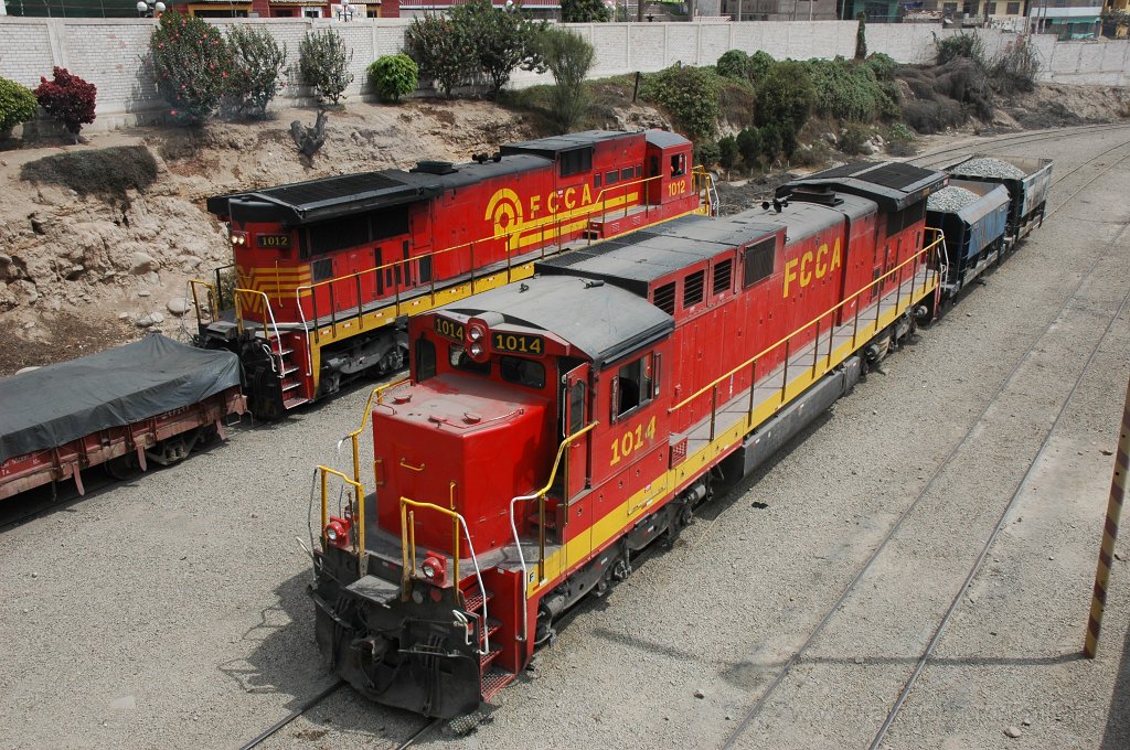 2032-0042-281110.jpg - FCCA GE C39-8 1014 + 1012 / Chosica 28.11.2010