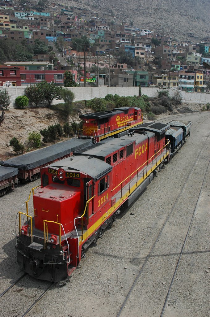 2032-0043-281110.jpg - FCCA GE C39-8 1014 + 1012 / Chosica 28.11.2010