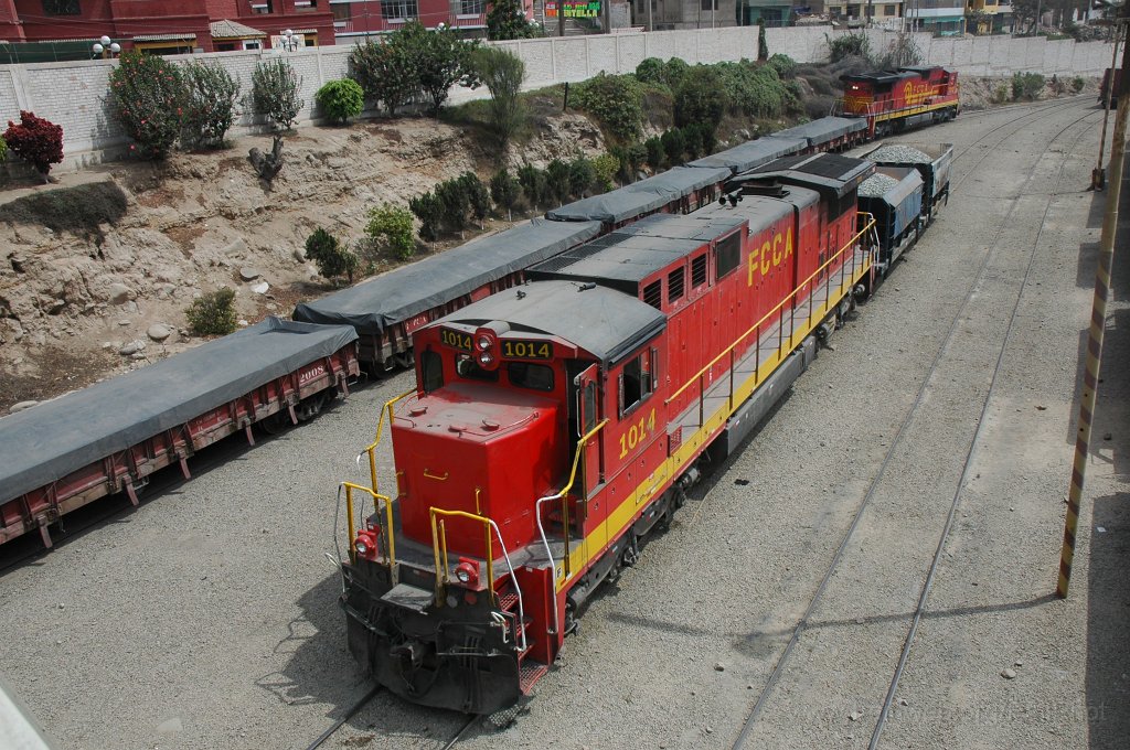 2032-0050-281110.jpg - FCCA GE C39-8 1014 + 1012 / Chosica 28.11.2010