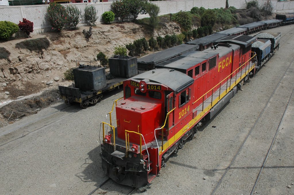 2033-0011-281110.jpg - FCCA GE C39-8 1014 + M1 / Chosica 28.11.2010