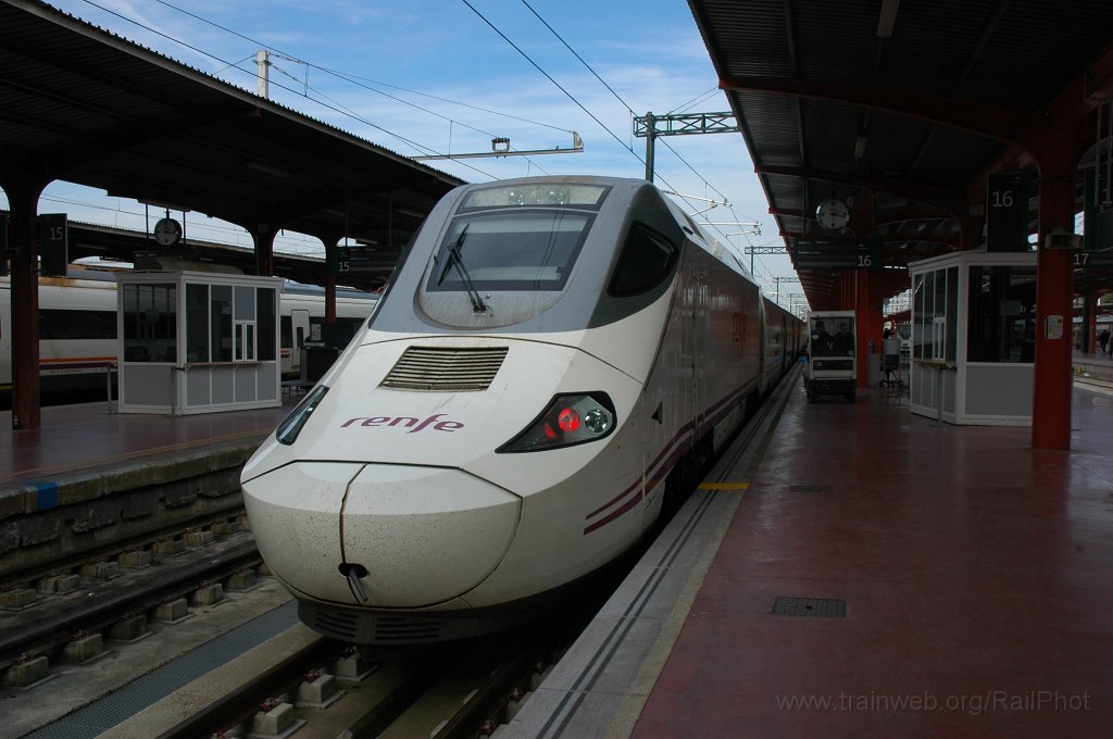 2035-0028-111210.jpg - Renfe 130.076-3 / Madrid-Chamartin 11.12.2010