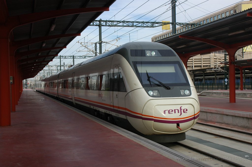 2035-0038-111210.jpg - Renfe 121.013-7 / Madrid-Chamartin 11.12.2010