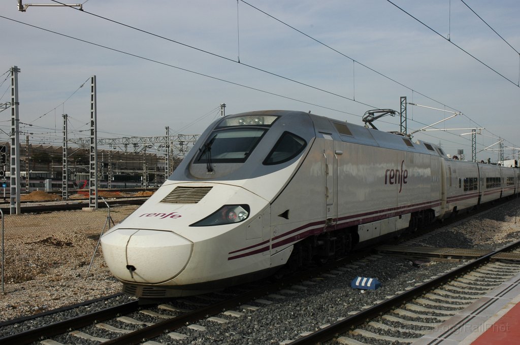 2037-0021-111210.jpg - Renfe 130.076-3 / Madrid-Chamartin 11.12.2010