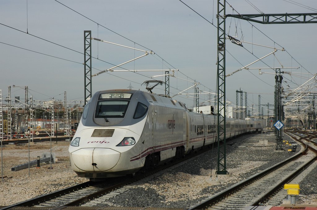2037-0025-111210.jpg - Renfe 130.076-3 / Madrid-Chamartin 11.12.2010