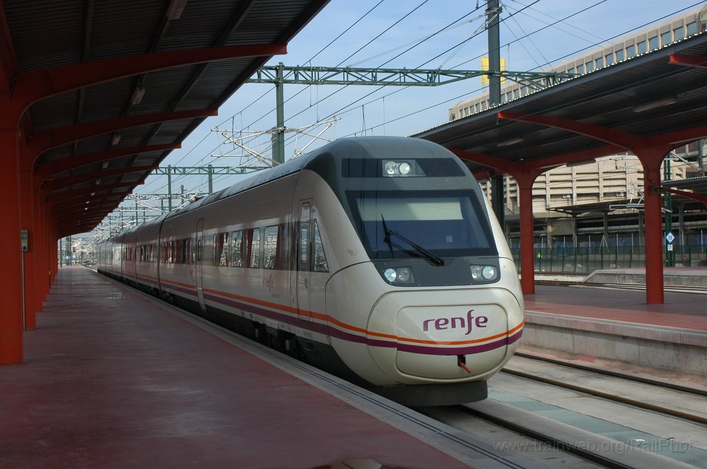 2037-0028-111210.jpg - Renfe 121.031-7 / Madrid-Chamartin 11.12.2010