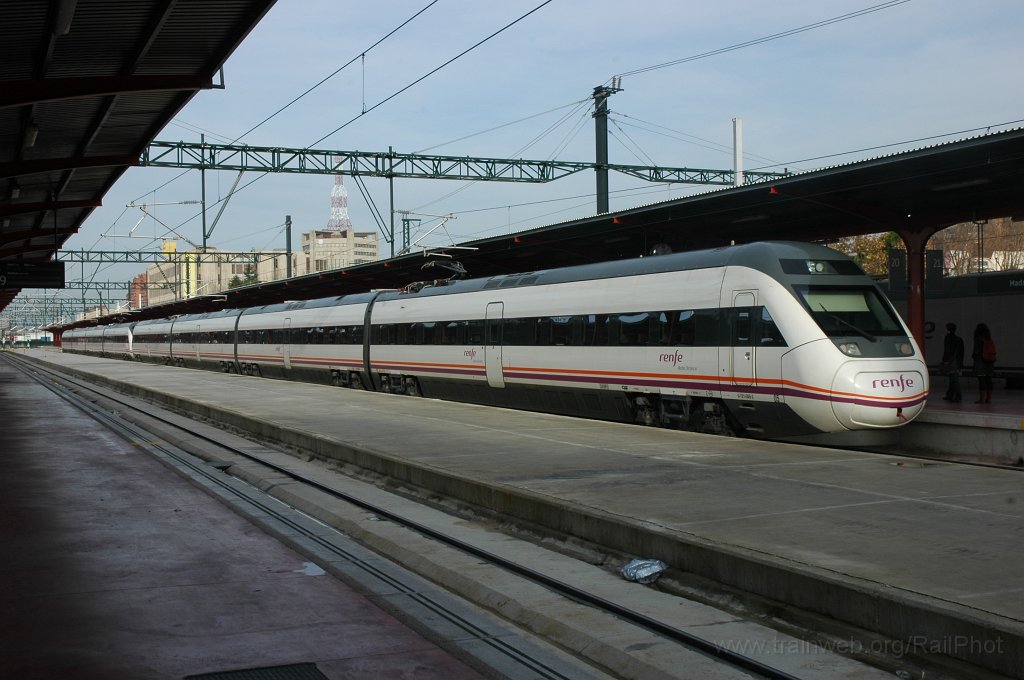 2037-0033-111210.jpg - Renfe 121.005-3 + 121.010-3 / Madrid-Chamartin 11.12.2010