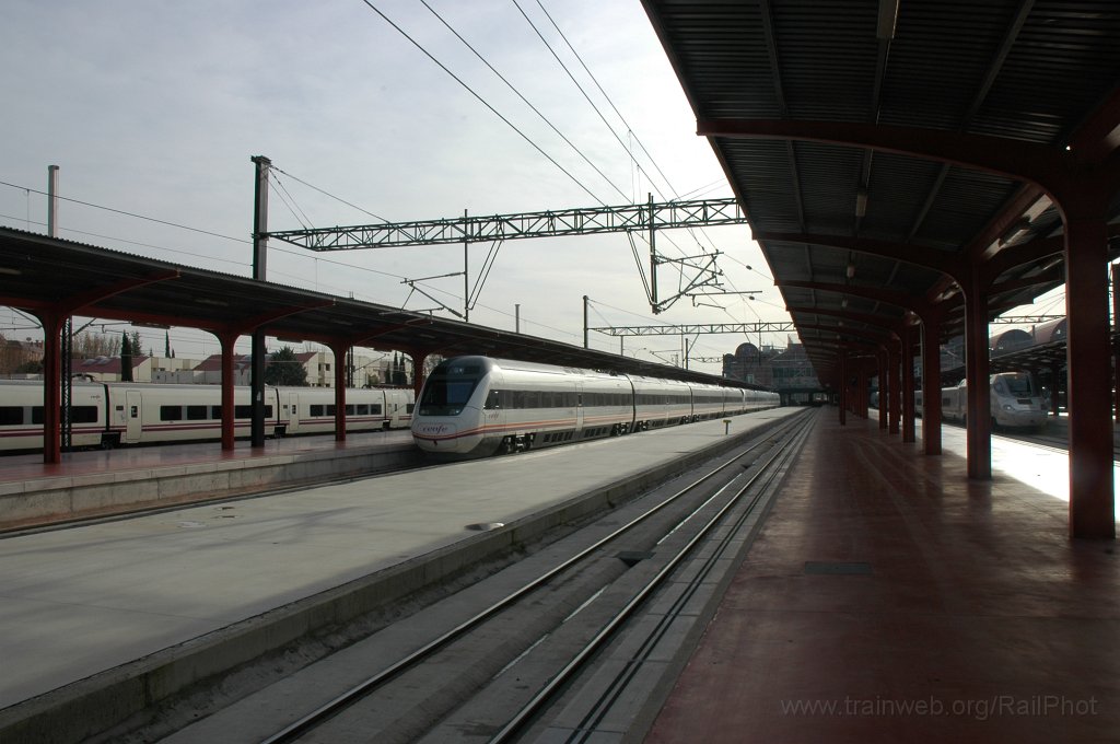 2037-0049-111210.jpg - Renfe 121.510-2 / Madrid-Chamartin 11.12.2010