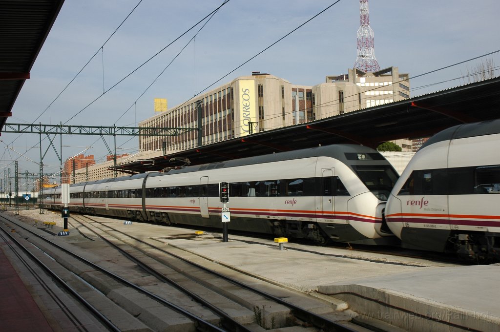 2038-0022-111210.jpg - Renfe 121.010-3 / Madrid-Chamartin 11.12.2010