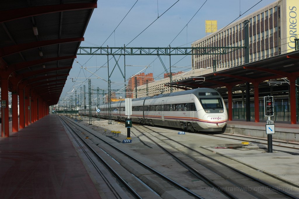 2038-0032-111210.jpg - Renfe 121.005-3 / Madrid-Chamartin 11.12.2010