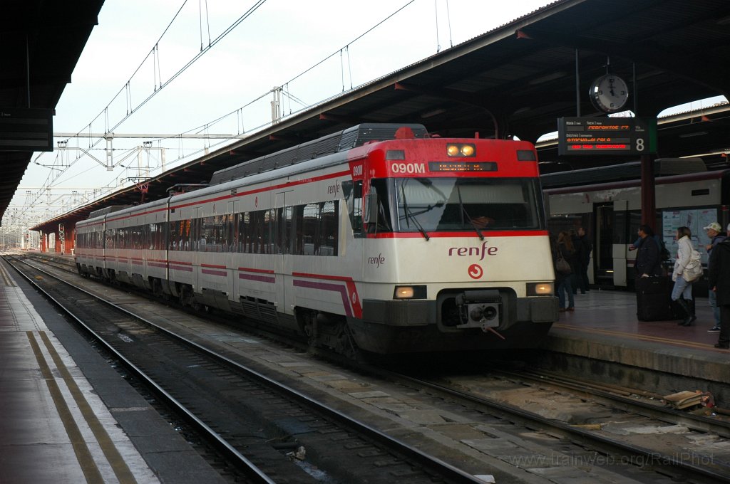 2039-0008-111210.jpg - Renfe 446.090-3 / Madrid-Chamartin 11.12.2010