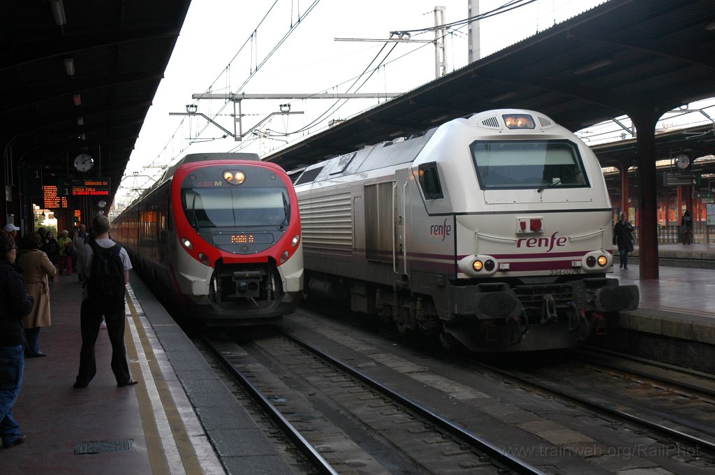 2039-0021-111210.jpg - Renfe 465.536-1 + 334.027-0 / Madrid-Chamartin 11.12.2010