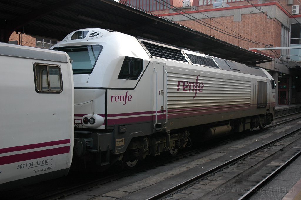 2039-0032-111210.jpg - Renfe 334.027-0 / Madrid-Chamartin 11.12.2010