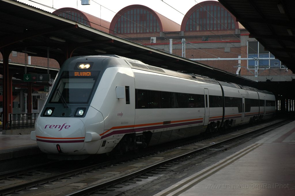 2040-0008-111210.jpg - Renfe 599.013-0 / Madrid-Chamartin 11.12.2010