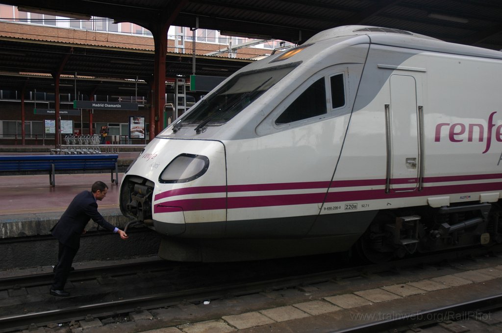 2040-0017-111210.jpg - Renfe 490.206-0 / Madrid-Chamartin 11.12.2010
