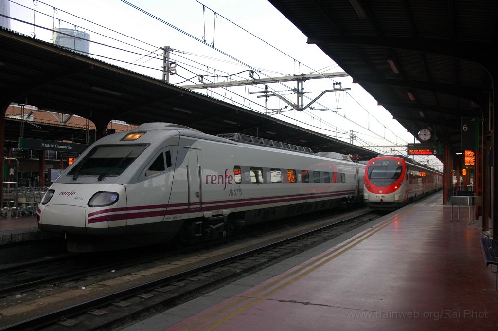 2040-0028-111210.jpg - Renfe 490.206-0 + 465.550-2 / Madrid-Chamartin 11.12.2010
