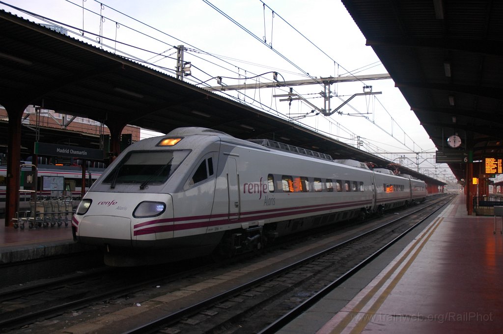 2040-0037-111210.jpg - Renfe 490.206-0 / Madrid-Chamartin 11.12.2010