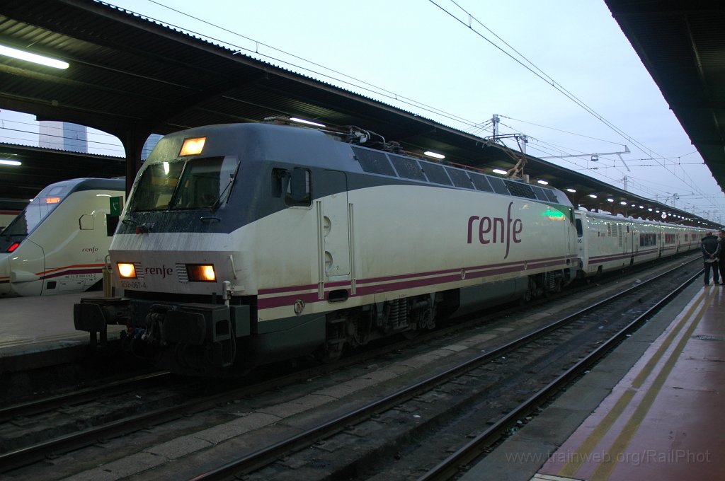 2041-0030-111210.jpg - Renfe 252.067-4 / Madrid-Chamartin 11.12.2010
