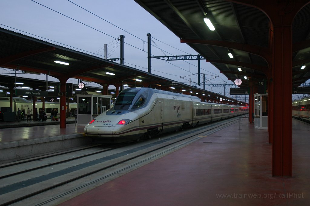 2041-0035-111210.jpg - Renfe 102.032-0 / Madrid-Chamartin 11.12.2010