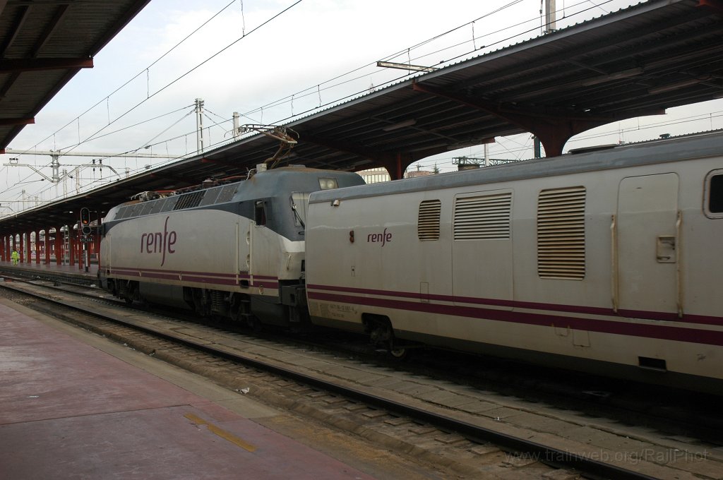 2042-0016-121210.jpg - Renfe 252.067-4 / Madrid-Chamartin 12.12.2010