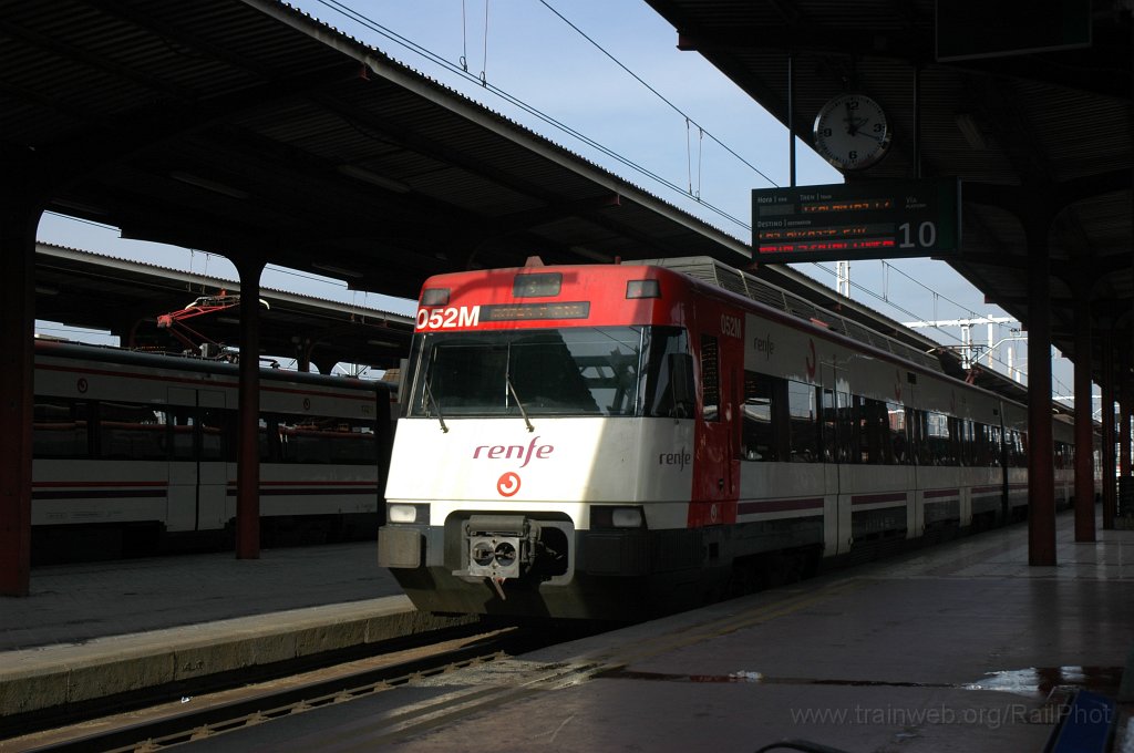 2042-0038-121210.jpg - Renfe 446.052-3 / Madrid-Chamartin 12.12.2010