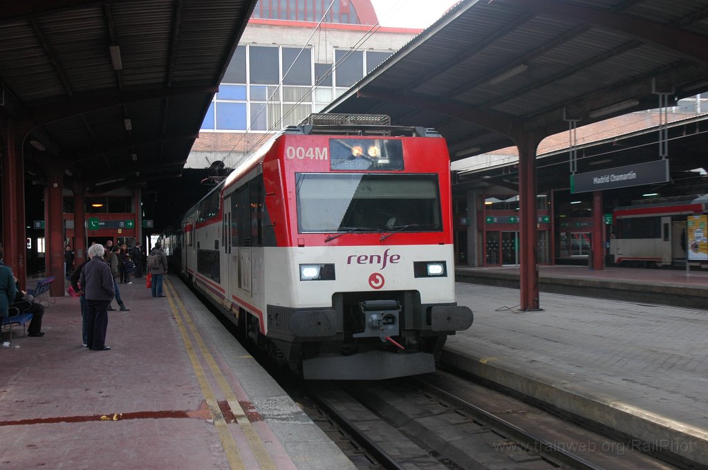 2043-0006-121210.jpg - Renfe 450.004-7 / Madrid-Chamartin 12.12.2010