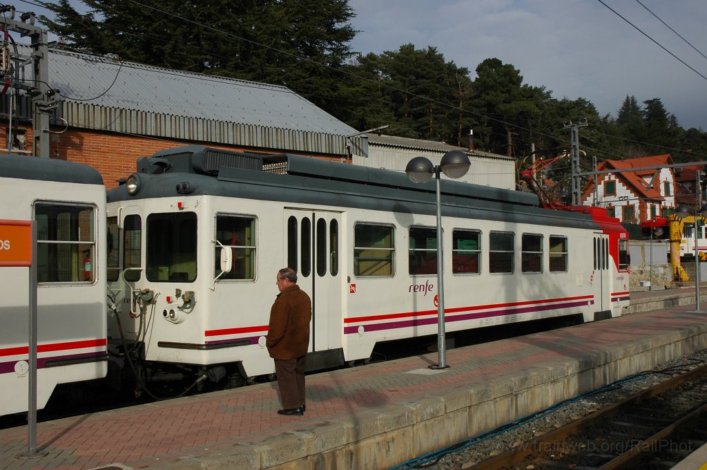 2043-0015-121210.jpg - Renfe 442.002-2 / Cercedilla 12.12.2010