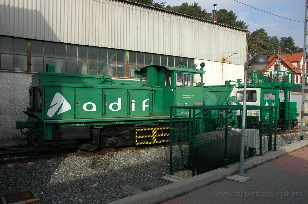 2043-0039-121210.jpg - ADIF 300.111-2 + CAVM 001 / Cercedilla 12.12.2010